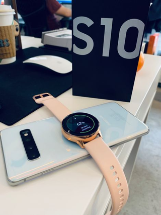 La función de Wireless Power Sharing a través del Galaxy S10 mola, pero no termina de compensar que solo dure 2 días la bateria.Foto: Victoria Song (Gizmodo)
